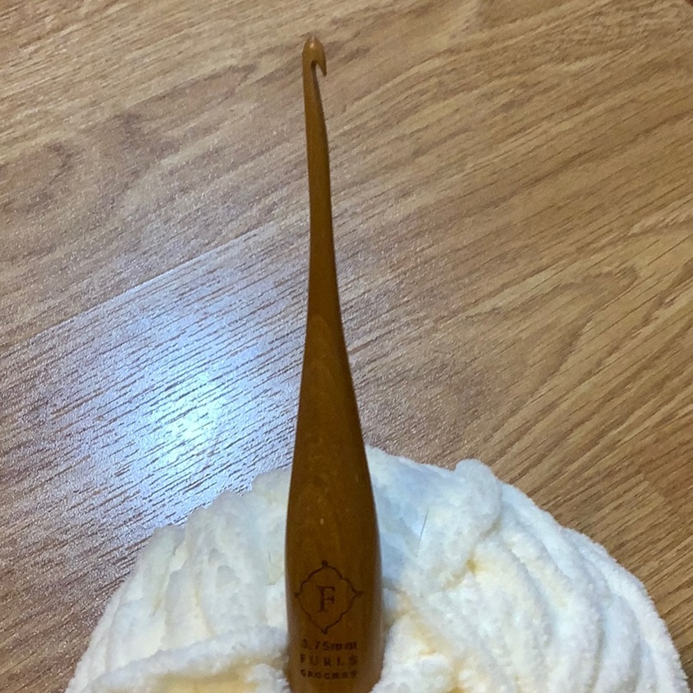 Old Logo stamp Furls Crochet Hook Wood, size F (3.75 mm)